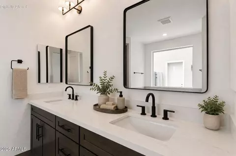 Bath - 1686 E Carriage Ln, Phoenix, AZ 85086 photo 3 of 5