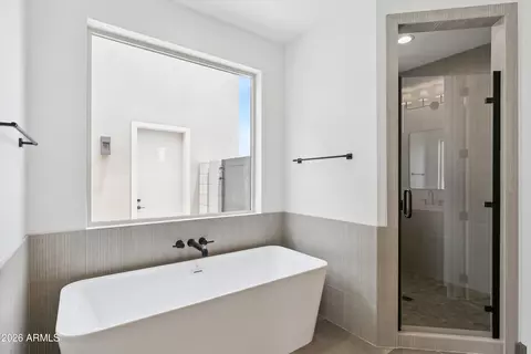 Bath - 1686 E Carriage Ln, Phoenix, AZ 85086 photo 2 of 5