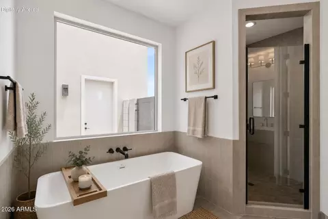 Bath - 1686 E Carriage Ln, Phoenix, AZ 85086 photo 1 of 5