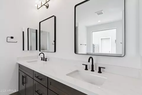 Bath - 1686 E Carriage Ln, Phoenix, AZ 85086 photo 4 of 5