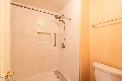 Bath - 125 E Blue Eagle Ln, Phoenix, AZ 85086 photo 3 of 4