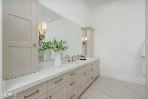 Bath - 4737 Exeter Blvd, Phoenix, AZ 85018 photo 5 of 11