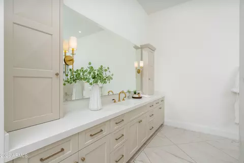 Bath - 4737 Exeter Blvd, Phoenix, AZ 85018 photo 5 of 11