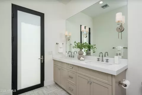 Bath - 4737 Exeter Blvd, Phoenix, AZ 85018 photo 11 of 11