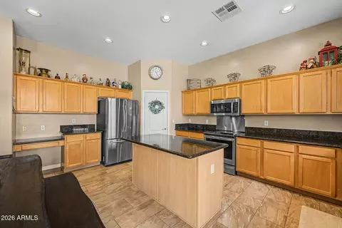 Kitchen - 3293 E Red Oak Ln, Gilbert, AZ 85297 photo 3 of 9