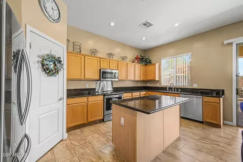 Kitchen - 3293 E Red Oak Ln, Gilbert, AZ 85297 photo 5 of 9