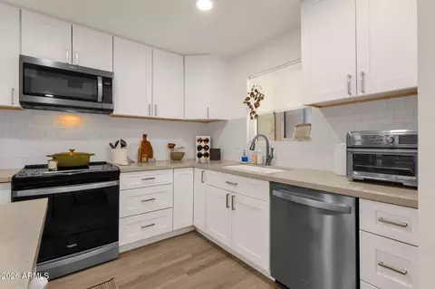 Kitchen - 4150 E Cactus Rd #110, Phoenix, AZ 85032 photo 3 of 4