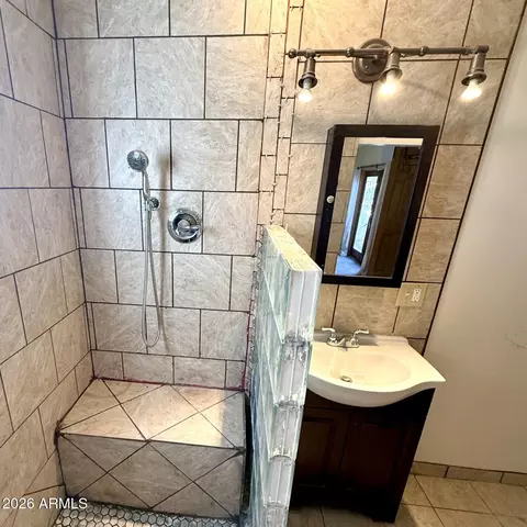 Bath - 5 Gardner St, Bisbee, AZ 85603 photo 2 of 3