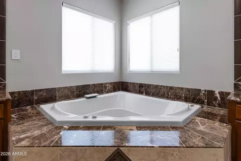 Bath - 3939 E Crest Ln, Phoenix, AZ 85050 photo 3 of 6