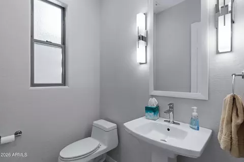 Bath - 3939 E Crest Ln, Phoenix, AZ 85050 photo 1 of 6