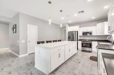 Kitchen - 10865 E Sentiero Ave, Mesa, AZ 85212 photo 5 of 7
