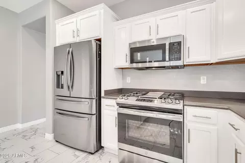 Kitchen - 10865 E Sentiero Ave, Mesa, AZ 85212 photo 3 of 7