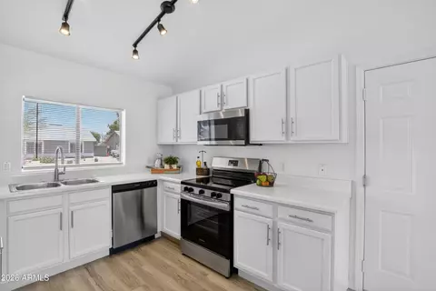 Kitchen - 690 E Osage Ave, Apache Junction, AZ 85119 photo 1 of 2