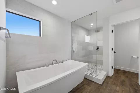 Bath - 2219 E Palmaire Ave, Phoenix, AZ 85020 photo 2 of 7
