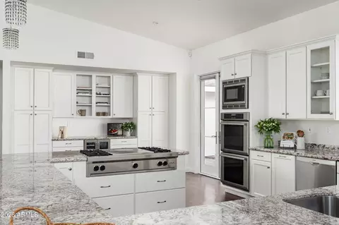 Kitchen - 5201 E Weldon Ave, Phoenix, AZ 85018 photo 6 of 7
