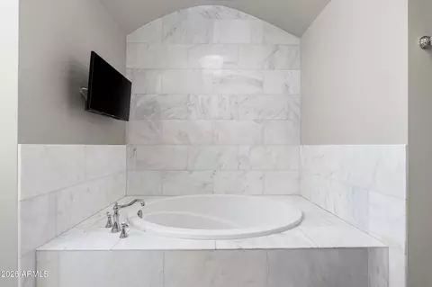 Bath - 5201 E Weldon Ave, Phoenix, AZ 85018 photo 2 of 5