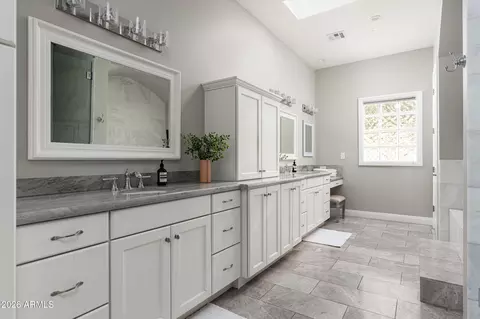 Bath - 5201 E Weldon Ave, Phoenix, AZ 85018 photo 1 of 5