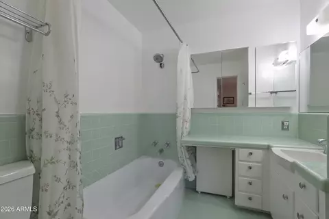 Bath - 170 E Coronado Rd #63, Phoenix, AZ 85004 photo 4 of 5