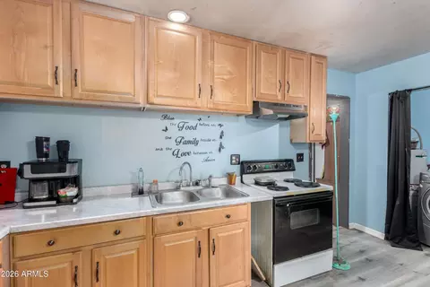 Kitchen - 5001 S 19th Dr, Phoenix, AZ 85041 photo 2 of 3
