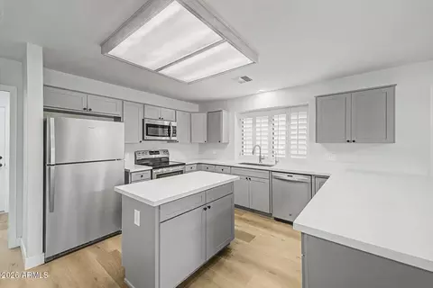 9239 W Oraibi Dr, Peoria, AZ 85382