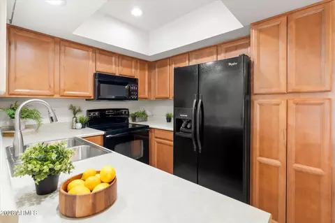 Kitchen - 1820 E Morten Ave #119, Phoenix, AZ 85020 photo 3 of 4