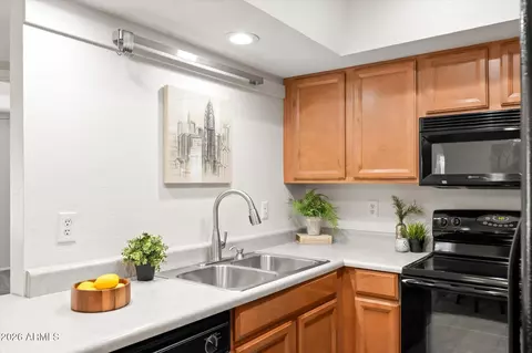 Kitchen - 1820 E Morten Ave #119, Phoenix, AZ 85020 photo 2 of 4