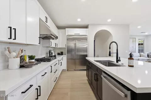 Kitchen - 3984 E Robin Ln, Phoenix, AZ 85050 photo 2 of 3