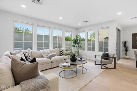 Living - 3984 E Robin Ln, Phoenix, AZ 85050 photo 2 of 3