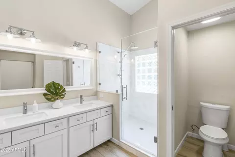 Bath - 4330 N 32nd Pl, Phoenix, AZ 85018 photo 2 of 3
