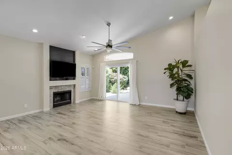 Living - 4330 N 32nd Pl, Phoenix, AZ 85018 photo 2 of 4