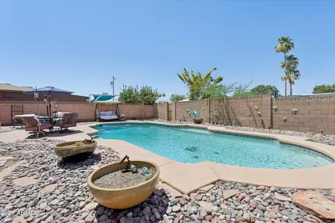 Exterior - 2914 E Beryl Ave, Phoenix, AZ 85028 photo 5 of 7