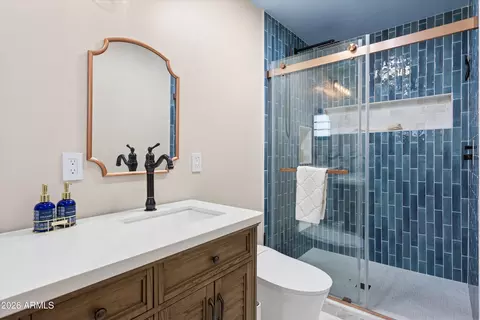 Bath - 2914 E Beryl Ave, Phoenix, AZ 85028 photo 2 of 4