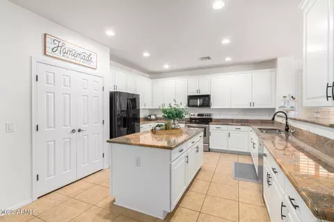 Kitchen - 3228 E Anika Dr, Gilbert, AZ 85298 photo 3 of 4