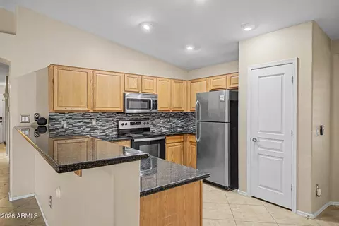 Kitchen - 2340 W Apollo Rd, Phoenix, AZ 85041 photo 3 of 4