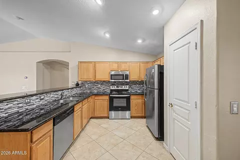 Kitchen - 2340 W Apollo Rd, Phoenix, AZ 85041 photo 4 of 4