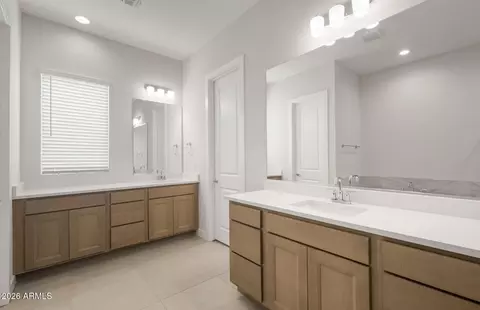Bath - 2437 W Nighthawk Way, Phoenix, AZ 85045 photo 2 of 4