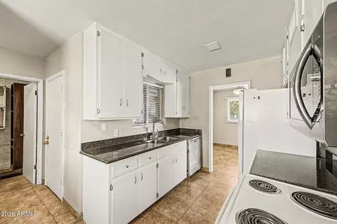 Kitchen - 2022 E Monterey Way, Phoenix, AZ 85016 photo 1 of 3