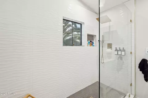 Bath - 4376 E Anderson Dr, Phoenix, AZ 85032 photo 2 of 4