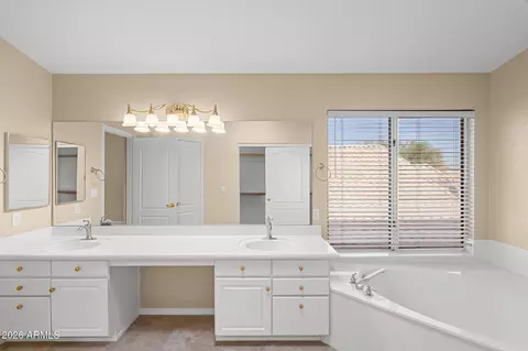 Bath - 908 E Mountain Sage Dr, Phoenix, AZ 85048 photo 2 of 5