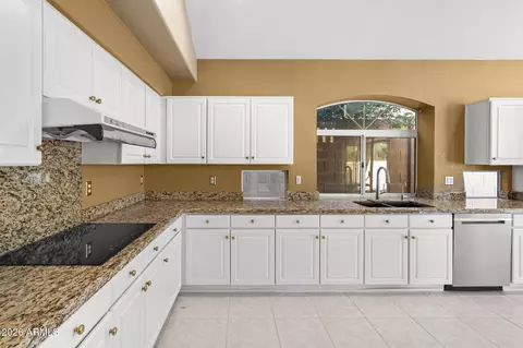 Kitchen - 908 E Mountain Sage Dr, Phoenix, AZ 85048 photo 2 of 5