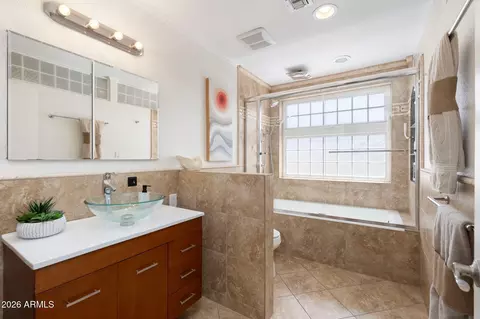 Bath - 2347 E Mescal St, Phoenix, AZ 85028 photo 1 of 2