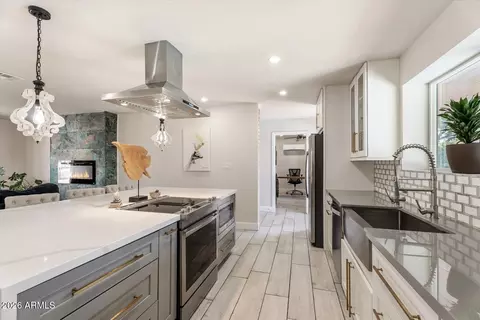 Kitchen - 735 E Northern Ave, Phoenix, AZ 85020 photo 3 of 4