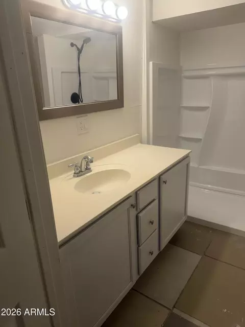 Bath - 1220 S 10th Ave, Phoenix, AZ 85007 photo 2 of 8