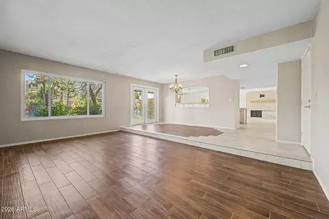 Living - 965 E Lamplighter Ln, Tempe, AZ 85283 photo 2 of 6
