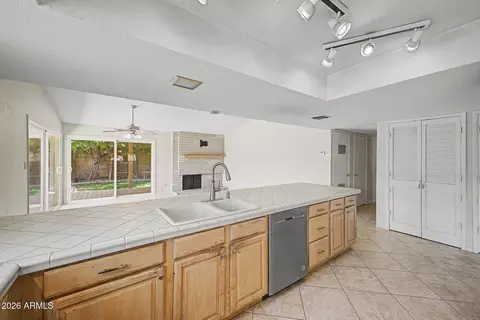 Kitchen - 965 E Lamplighter Ln, Tempe, AZ 85283 photo 2 of 3