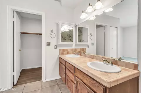 Bath - 962 E Vaughn Ave, Gilbert, AZ 85234 photo 2 of 4