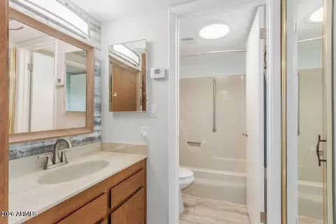 Bath - 3033 E Devonshire Ave #3029, Phoenix, AZ 85016 photo 1 of 2