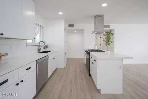 Kitchen - 4653 E Almeria Rd, Phoenix, AZ 85008 photo 3 of 3