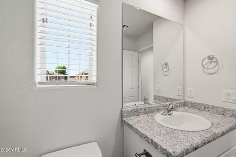 Bath - 5437 W Albeniz Pl, Phoenix, AZ 85043 photo 2 of 3