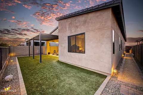 Exterior - 937 E La Mirada Dr, Phoenix, AZ 85042 photo 4 of 11